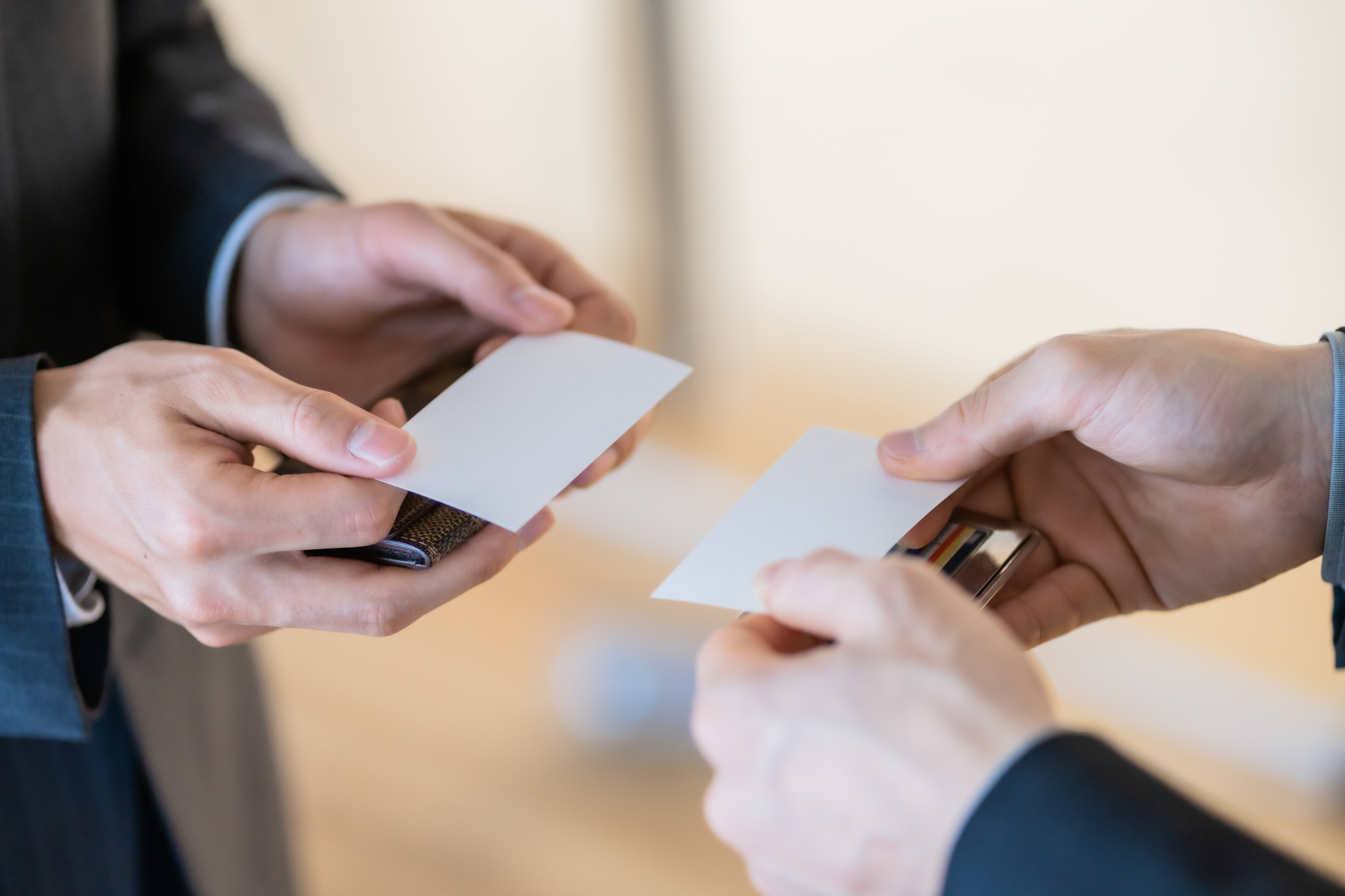 Business Card Etiquette : Exchanging Cards with Professionalism