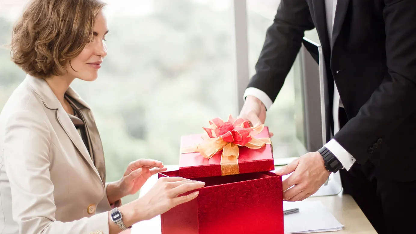 Gift-Giving Customs in Global Business : Do’s and Don’ts